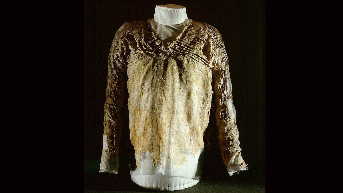 World&rsquo;s Oldest Tailored Dress Found in Egyptian Tomb Dates Back Over 5,000 Years