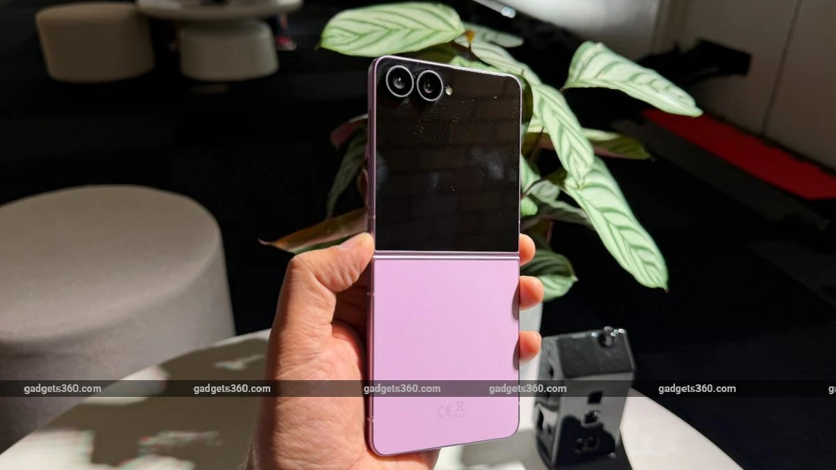 Samsung Galaxy Z Flip 8: নতুন ফ্লিপ ফোন লঞ্চ করল স্যামসাং, মাঝখান থেকে ভাঁজ করলেই হয়ে যাবে অর্ধেক