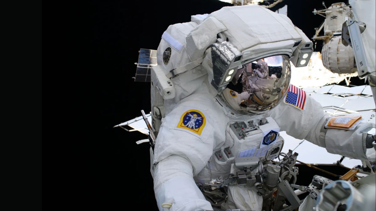 NASA to Preview Upcoming ISS Spacewalks Focused on Solar Array Upgrades in January 2026