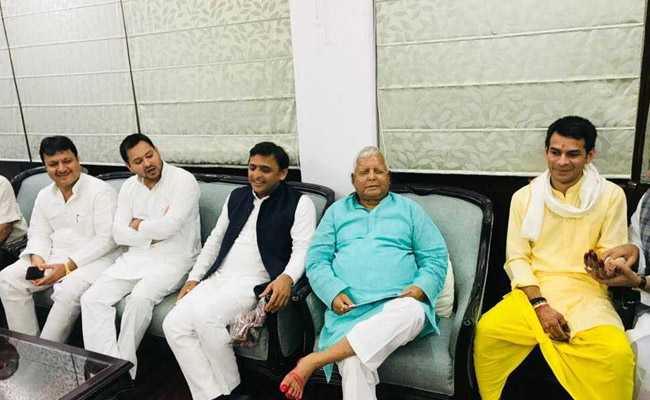 शादी पर लगा पोस्टर, तेजप्रताप यादव बने 'शिव' और ऐश्वर्या बनीं 'पार्वती'