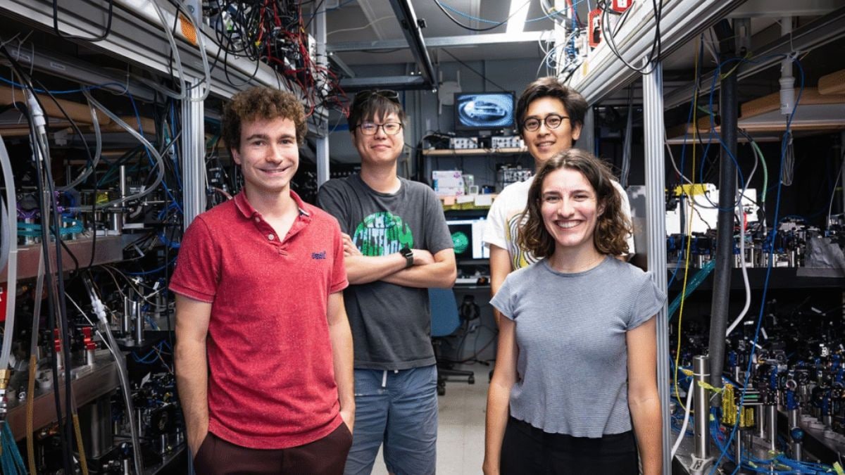 Researchers Build Record 6,000-Qubit Quantum Machine That Works at Room Temperature
