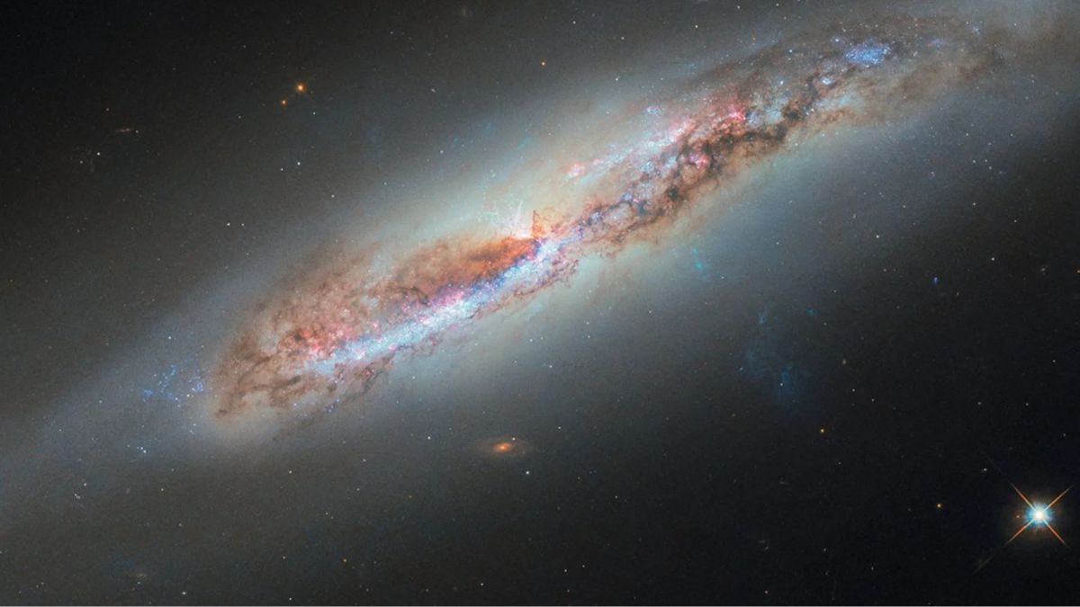 Hubble Data Reveals Previously Invisible &lsquo;Gas Spur&rsquo; Spilling From Galaxy NGC 4388&rsquo;s Core