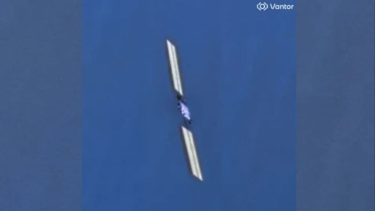 Failing Starlink Satellite Photographed in Orbit Before Fiery Reentry