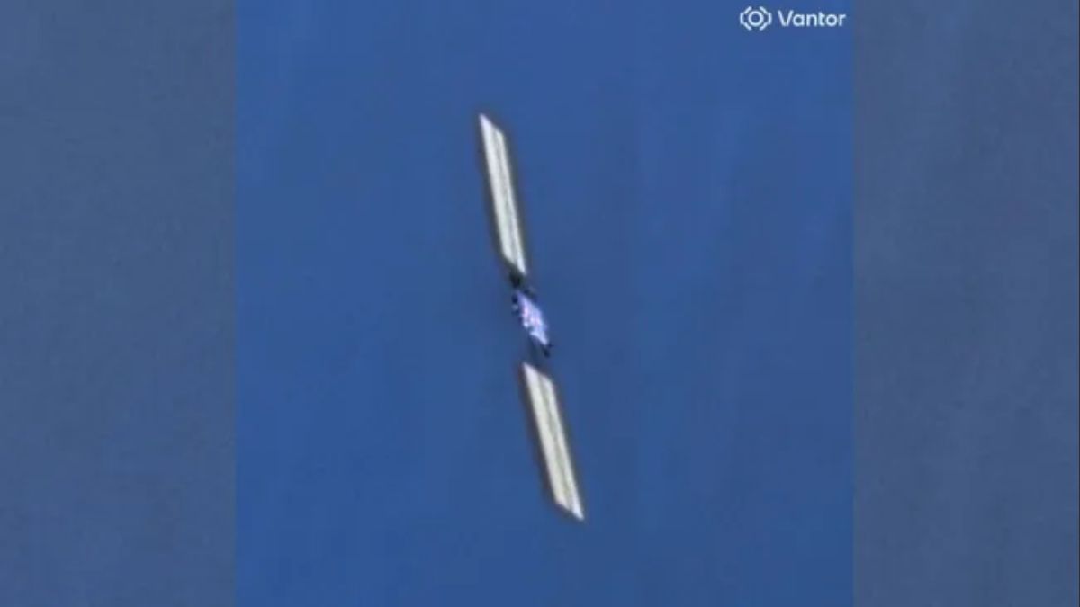Failing Starlink Satellite Photographed in Orbit Before Fiery Reentry