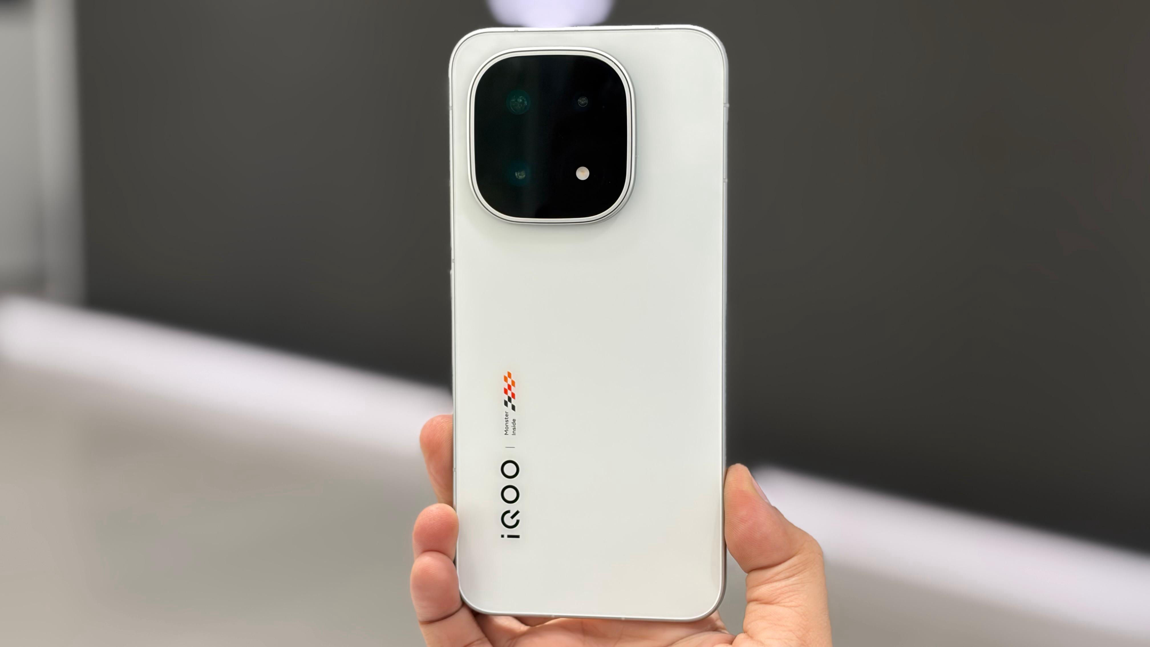 iQOO 15 তুখোড় ফিচার্সের সঙ্গে ভারতে লঞ্চ হল, 7000mAh ব্যাটারি, 16 জিবি র‍্যাম, 100x জুম ক্যামেরা রয়েছে