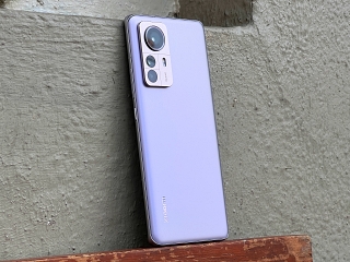 Xiaomi 12 Pro Survives JerryRigEverything Bend Test, Appears Structurally Stronger Than OnePlus 10 Pro