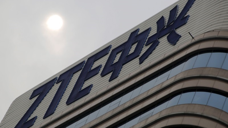 ZTE Announces Project CSX Winner Is a Eye-Tracking, Self-Adhesive Phone That's Due in 2017