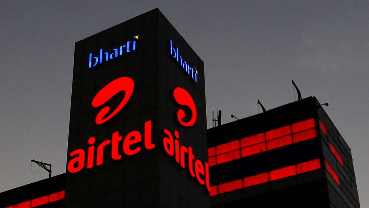 Airtel Posts Massive Loss in Last Quarter, Hints at a Tariff Hike