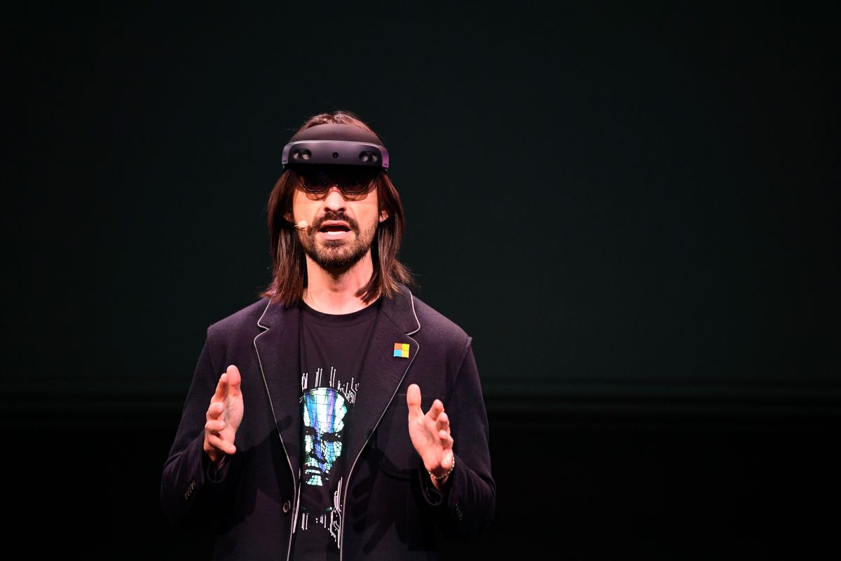 Microsoft Mesh Mixed Reality Platform Launched That Allows Users to Appear as Holograms in Virtual Meetings