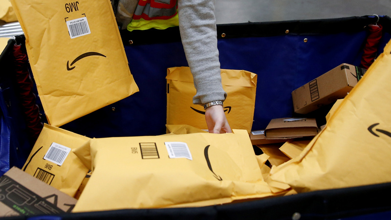 Amazon Drops Free Shipping Minimum in Tussle for Holiday Sales