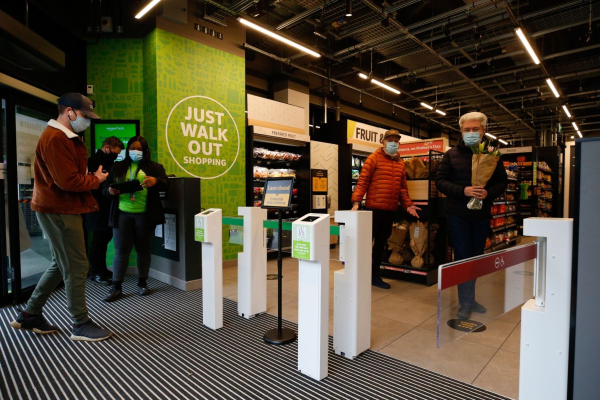 Amazon Opens Checkout-Free UK Grocery Store &ndash; Its First Outside US