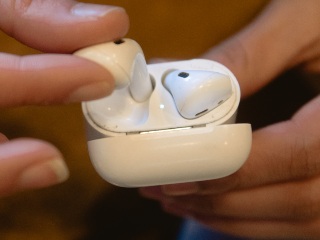 AirPods May Enable &lsquo;Pose Detection&rsquo; for Better Results With Apple Fitness+, Patent Application Suggests