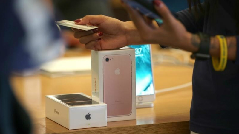 Man Changes Name to iPhone 7 to Get the Latest Apple Smartphone for Free