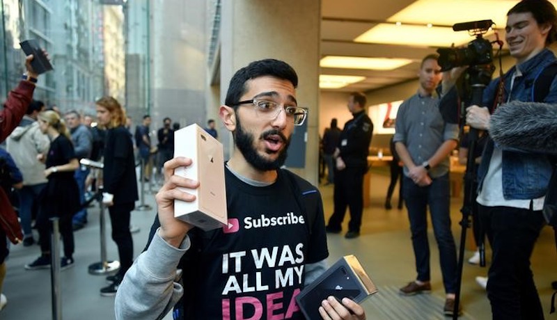 iPhone 8 Launch Greeted by Thinner Than Usual Crowds as Fans Seem to Hold Out for iPhone X