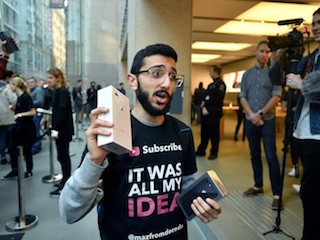 iPhone 8 Launch Greeted by Thinner Than Usual Crowds as Fans Seem to Hold Out for iPhone X