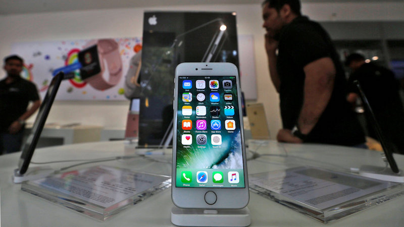 Indian Government Wants Apple, but Not All Officials Are Biting