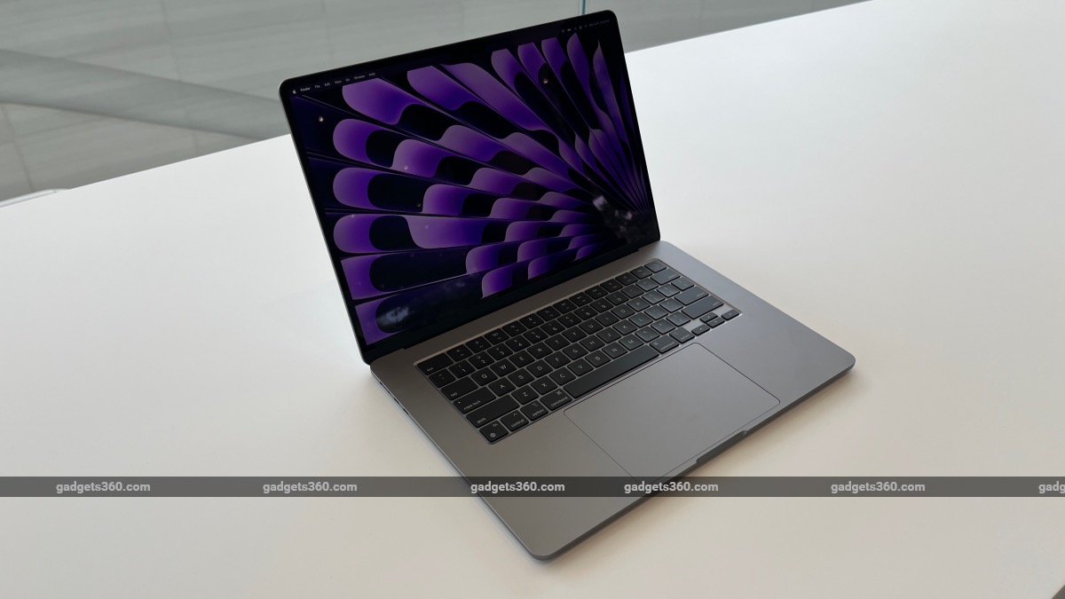 Apple MacBook Air 15-Inch First Impressions: Light, but Still Quite Big