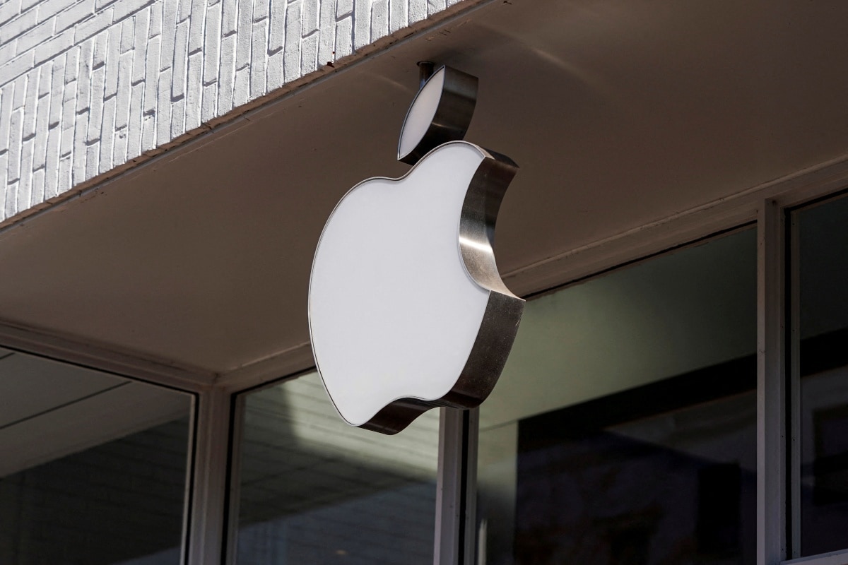 apple iphone 14 emergency sos via satellite feature alaska lost man rescue