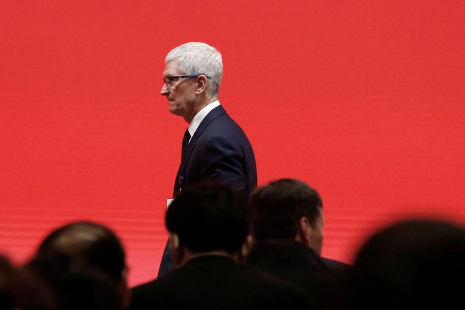 Apple CEO Tim Cook Forecasts Holiday Quarter iPhone Sales That Top Wall Street Estimates Apple CEO Tim Cook Forecasts Holiday Quarter iPhone Sales That Top Wall Street Estimates