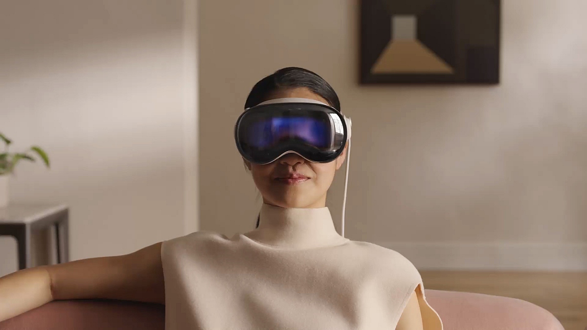 Apple Granted Patent That Envisions Creative Use of External Display on Apple Vision Pro