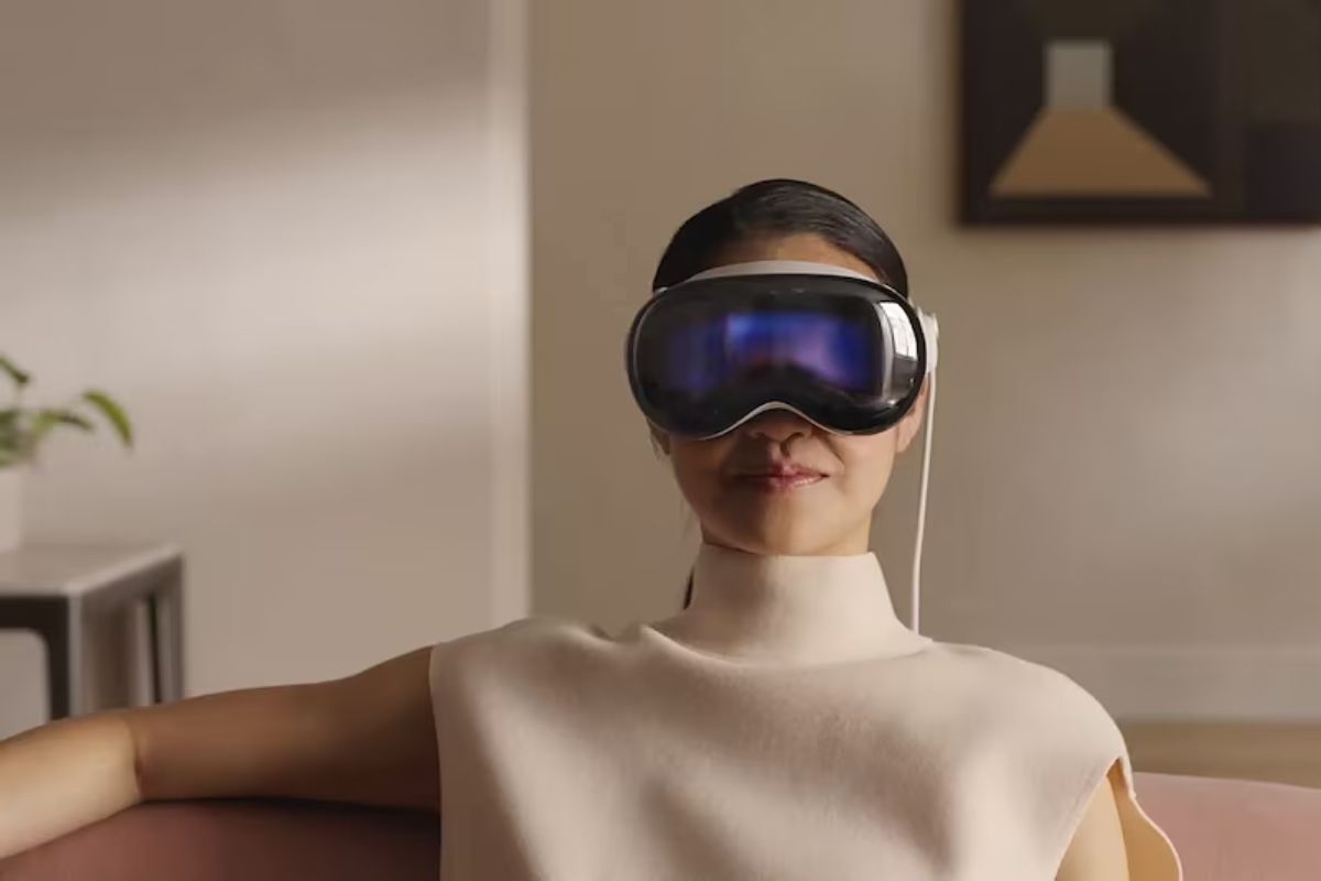 Apple Smart Glasses, Cheaper Vision Pro Reportedly in Apple&rsquo;s Roadmap