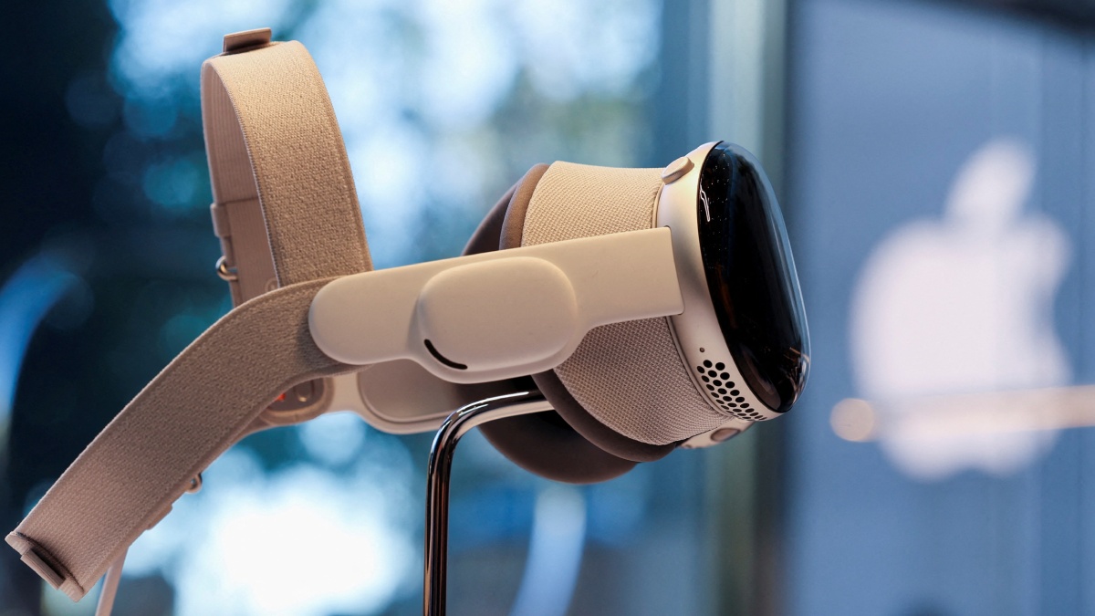 Apple Vision Pro Buyers Returning Headset Due to Discomfort, Productivity Issues: Report