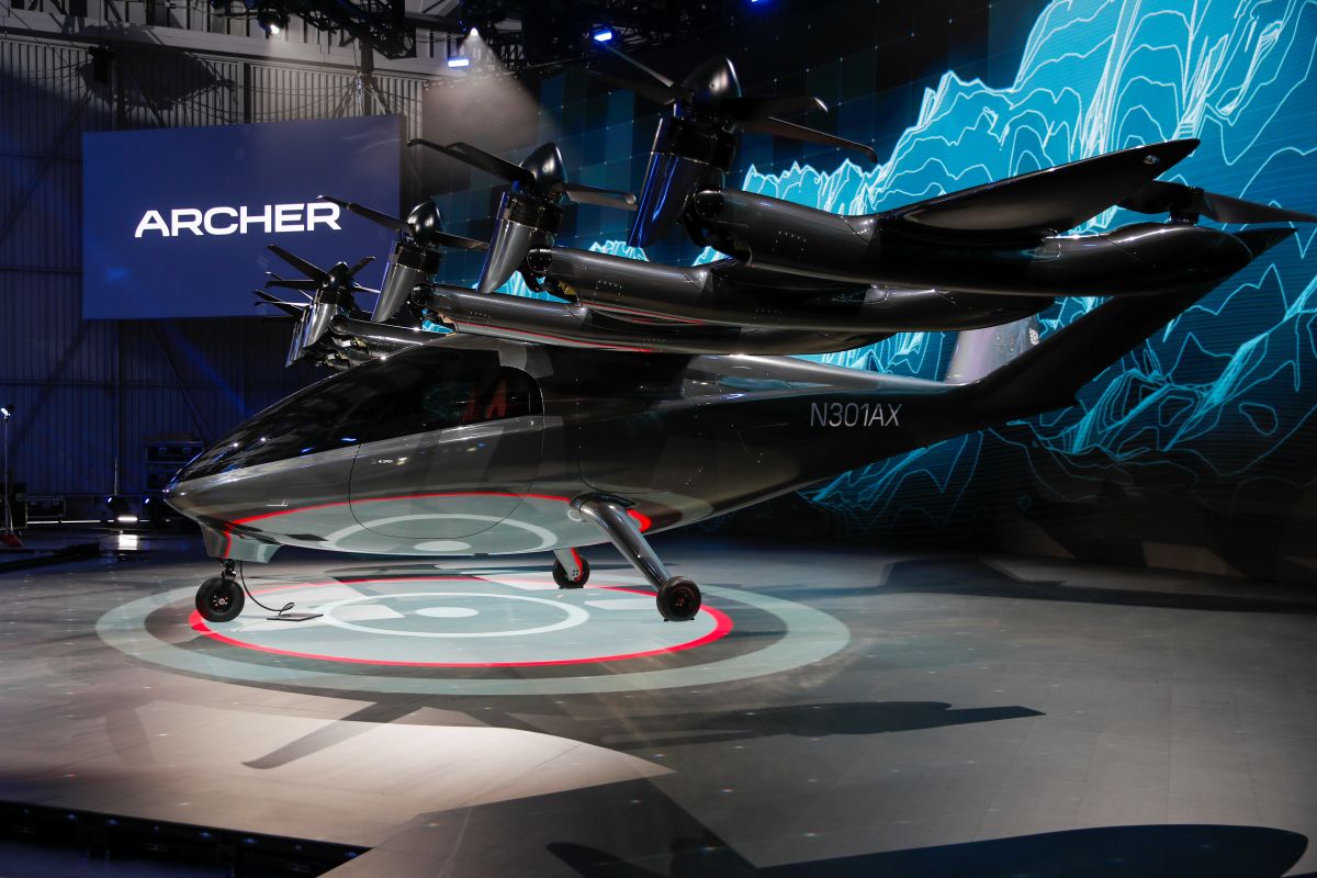 Archer's Maker Flying Taxi Sees Splashy Debut in Heated Market