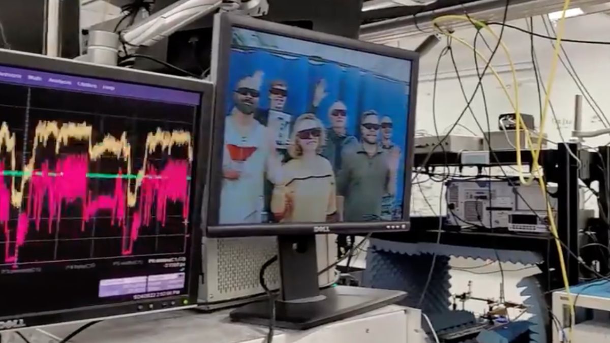 Atomic TV Broadcasts Live Video Using Lasers and Cloud Of Large-Sized Atoms