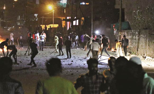 Probe Ordered After Video Shows Cops Walking With Mob During Aurangabad Clashes