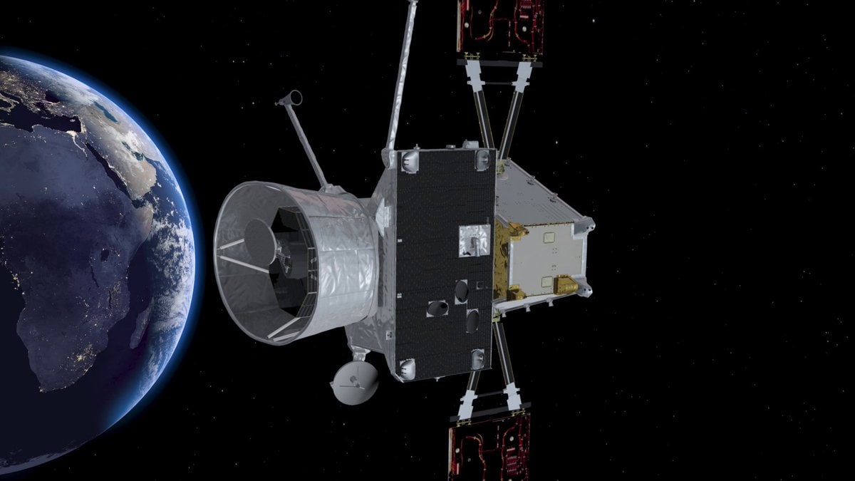 Mercury-Bound Spacecraft Swings by Earth, Beams Back Pictures