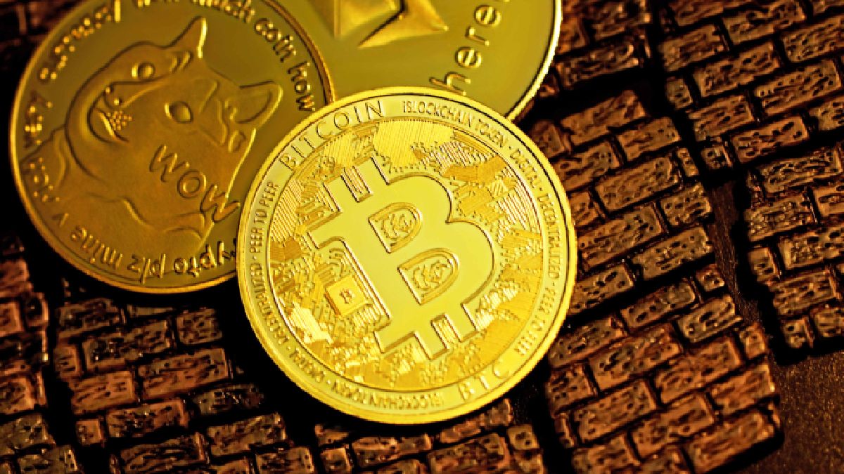 Bitcoin, Ether Fail to Maintain Holiday Momentum, Shiba Inu Among Popular Altcoins Gain Big Ahead of Christmas