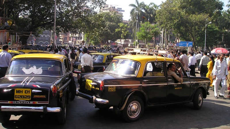 Maharashtra Developing App for Black and Yellow Taxis: Fadnavis