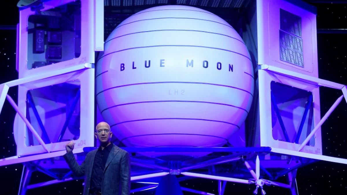 Amazon CEO Jeff Bezos Unveils Lunar Lander Project 'Blue Moon'