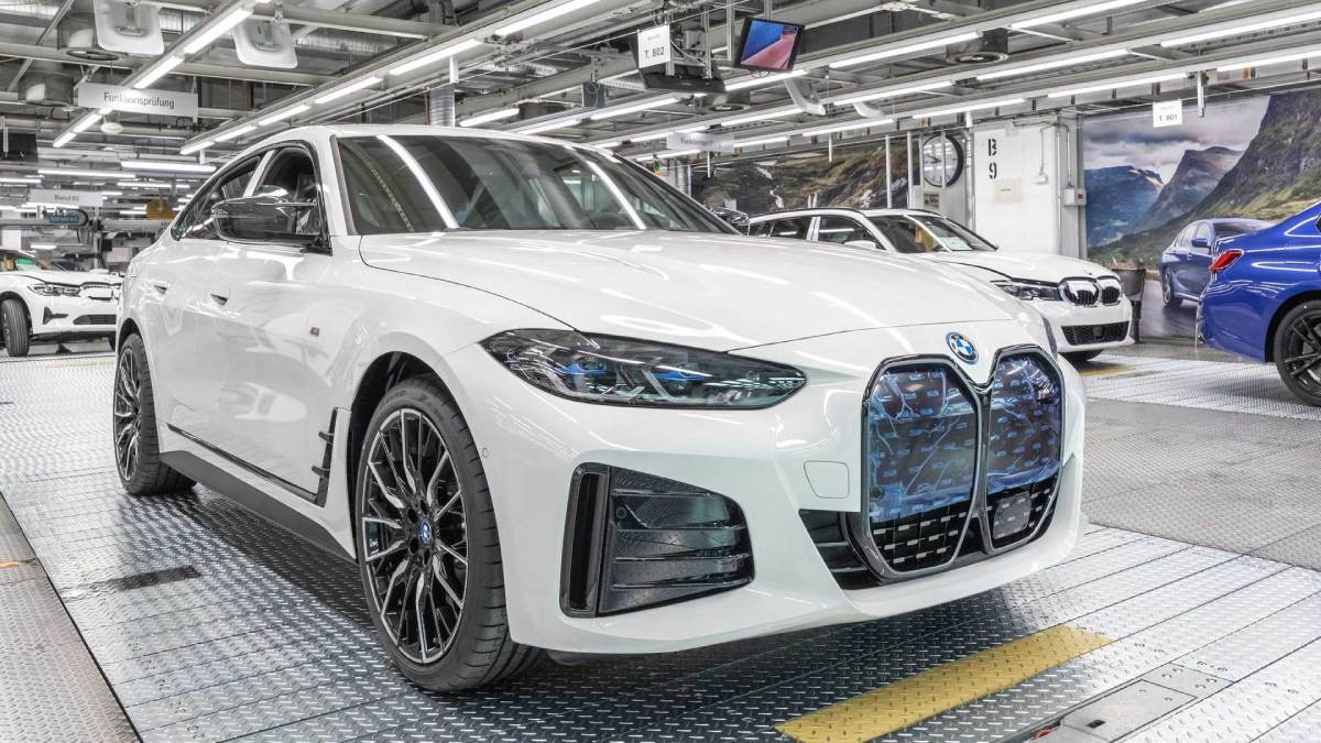 BMW i4 All-Electric Vehicle Enters Production at Munich Plant, Delivery to Start in 2022