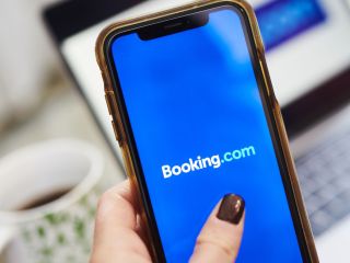 पॉपुलर ट्रैवल बुकिंग ऐप पर साइबर अटैक, WhatsApp पर टारगेट हो रहे हैं यूजर्स!