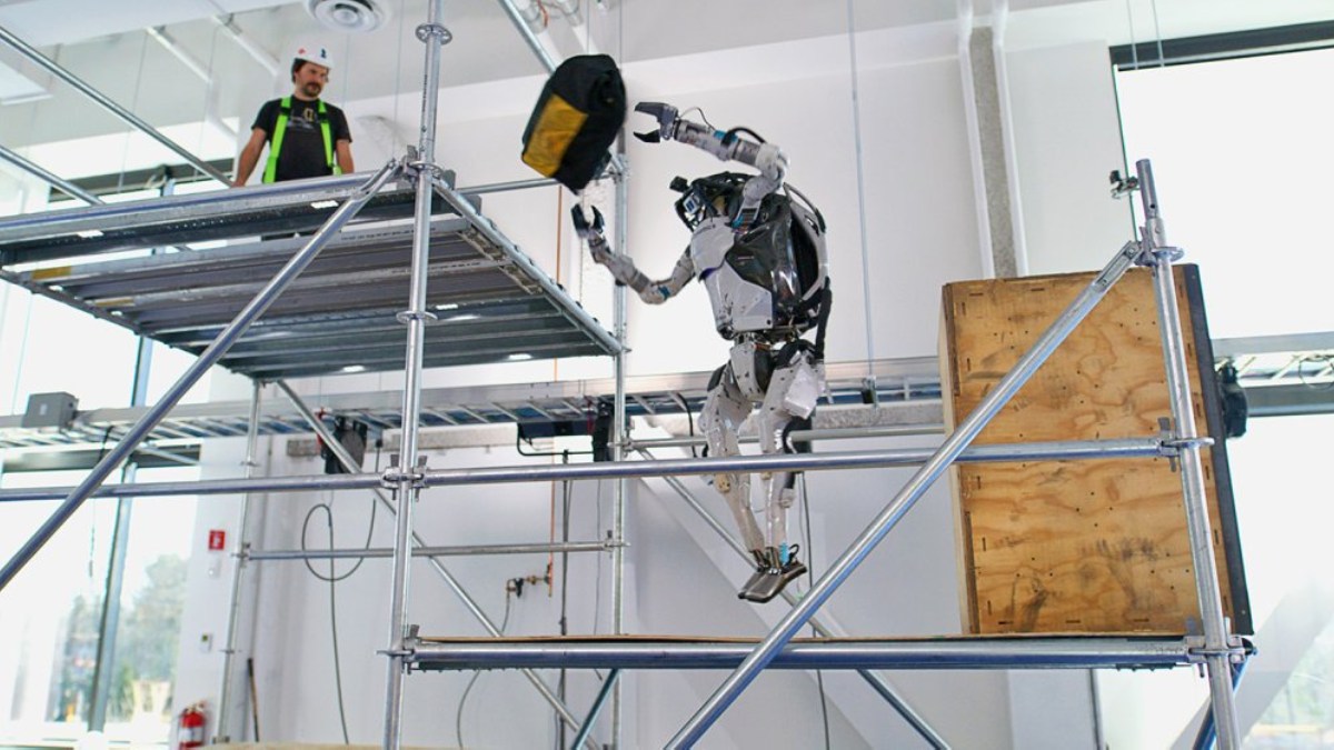 Boston Dynamics Shows Off Atlas Robot Capable of Grabbing, Throwing Objects Like a Human