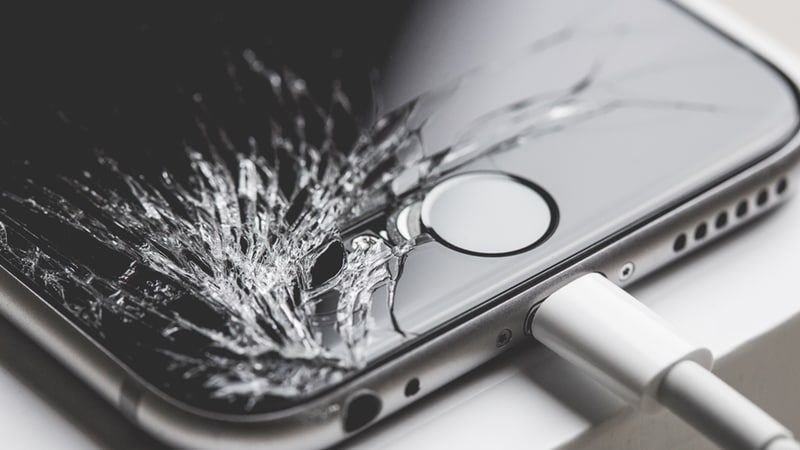 Watch an Angry Customer Smash iPhones and MacBook at an Apple Store