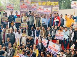 Traders Protest Government 'Collusion' With Amazon, Flipkart Traders Protest Government 'Collusion' With Amazon, Flipkart