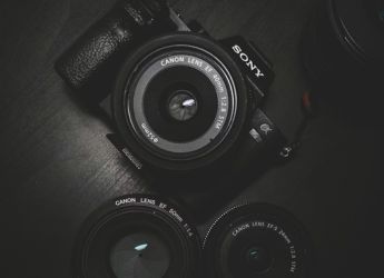 Top Mirrorless DSLR Cameras Under 1.5 Lakhs: High-Performance Picks for Professionals & Enthusiasts