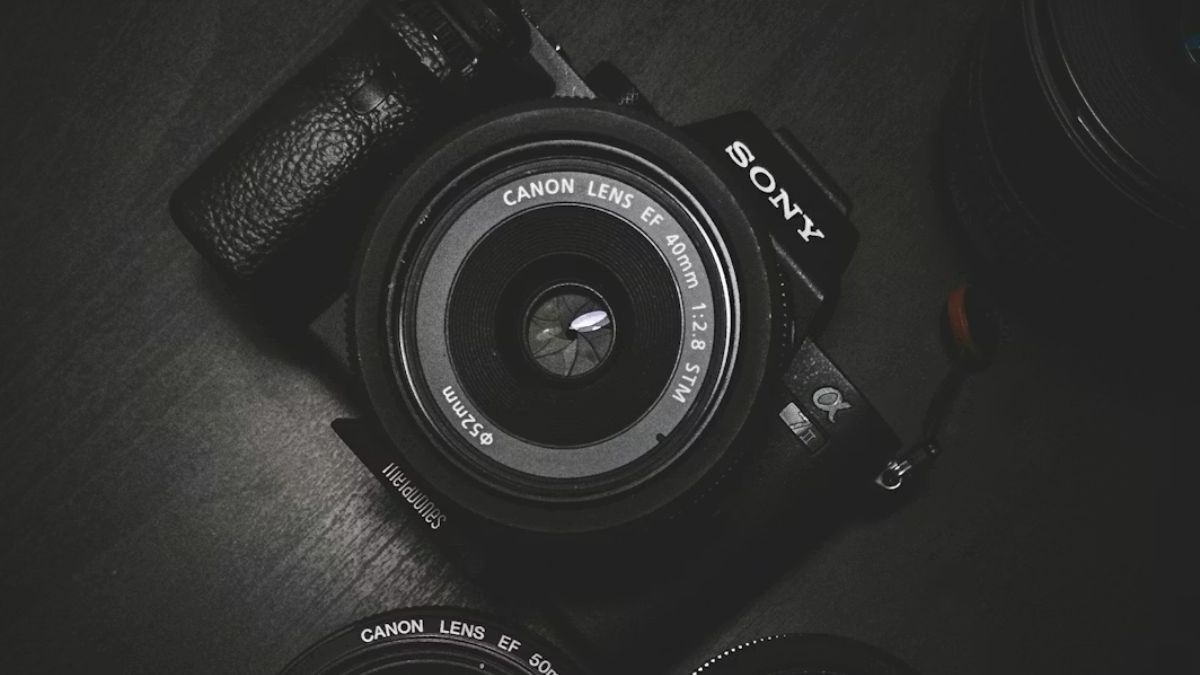 Top Mirrorless DSLR Cameras Under 1.5 Lakhs: High-Performance Picks for Professionals &amp; Enthusiasts