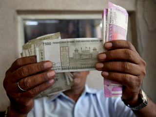 Love of Cash Hinders India&#039;s Move to Digital Economy