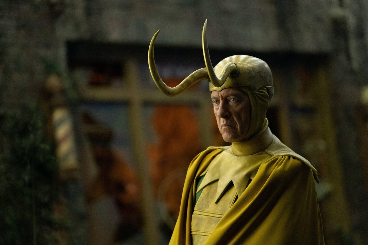 Classic Loki Richard E. Grant on Doctor Who Comparisons and the Suit’s Great Disappointment