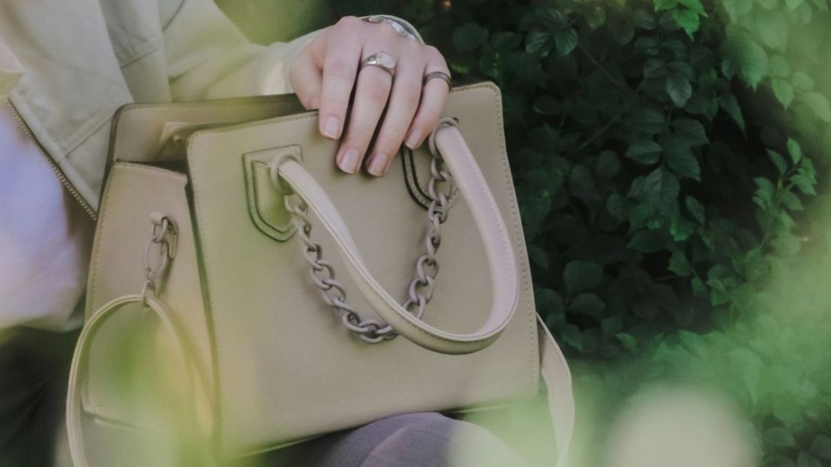 Best Beige Shoulder Bags Under ₹2,000 for Office, College & Daily Wear