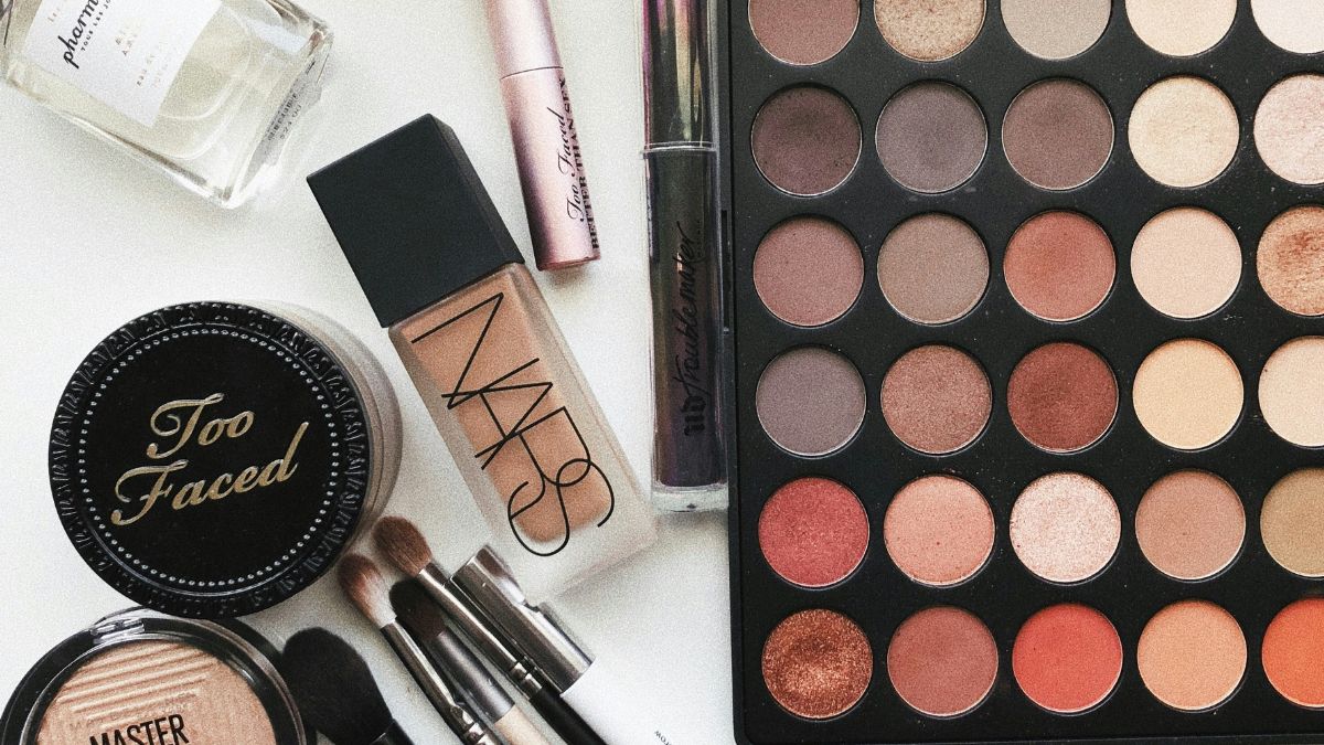 Long-Lasting Sweat-Proof Makeup Products for Garba & Dandiya Nights