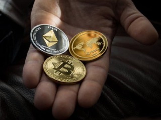 Bitcoin, Ether See Small Losses, Most Altcoins Tumble Down Price Charts