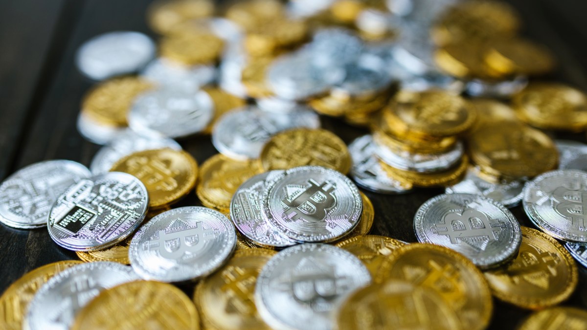 Cryptocurrency Ban: Russia's Central Bank Calls for Crackdown on Mining, Transactions
