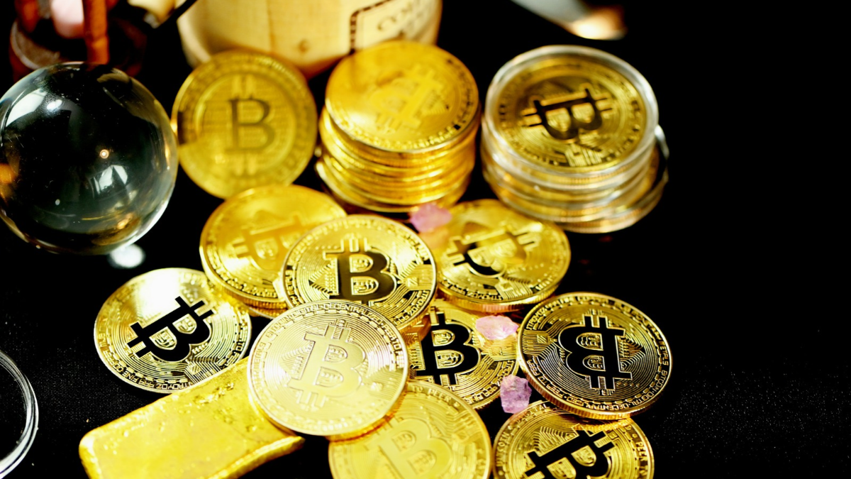 Bitcoin Holds Above $84,000 as Whales Accumulate Despite Mixed Momentum