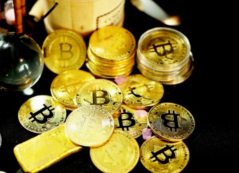 Bitcoin Holds Above $84,000 as Whales Accumulate