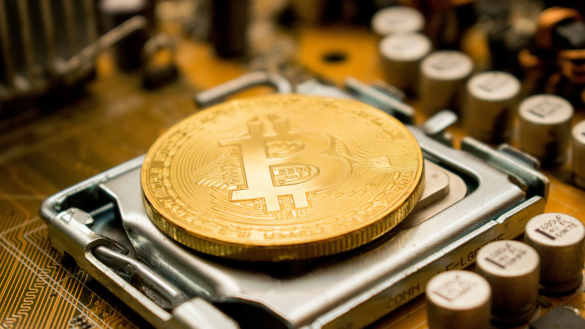 Bitcoin Drops Below $67,000 as ETF Outflows, Institutional Selling Intensify