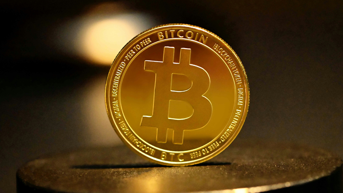 Bitcoin Holds Near $62,600 as Weak ETF Demand Keeps Crypto Market Under Pressure